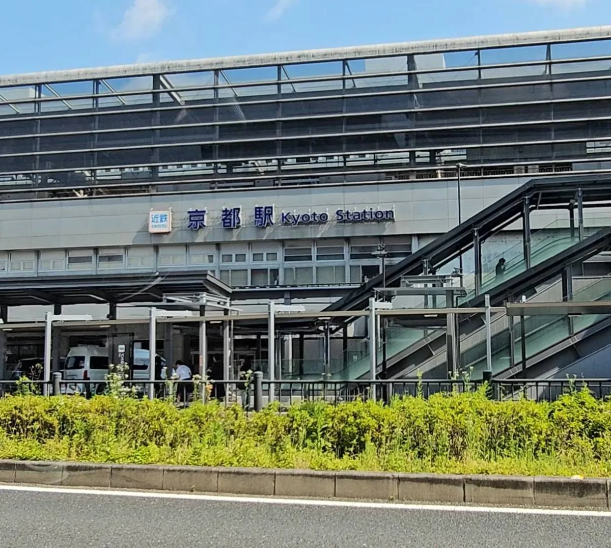 最寄駅の外観